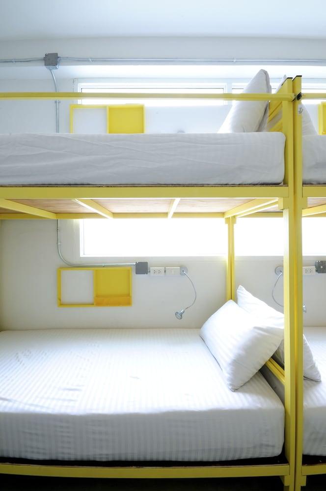 Jellybean Ezy Hostel Sathorn Бангкок Екстер'єр фото