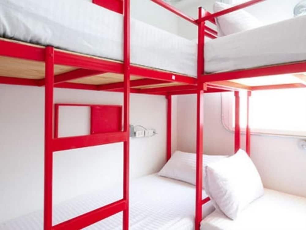 Jellybean Ezy Hostel Sathorn Бангкок Екстер'єр фото