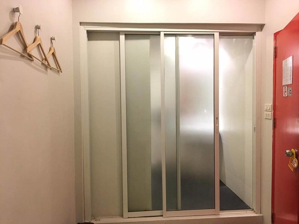 Jellybean Ezy Hostel Sathorn Бангкок Екстер'єр фото