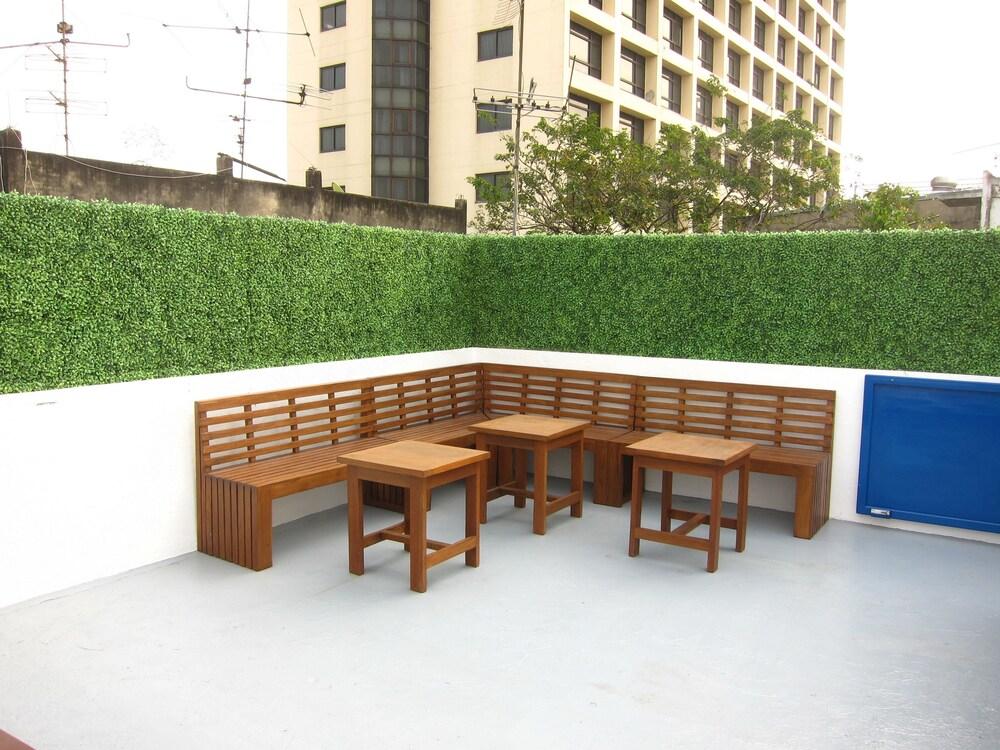 Jellybean Ezy Hostel Sathorn Бангкок Екстер'єр фото